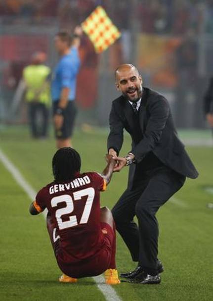 Bel gesto a bordocampo: il tecnico del Bayern Guardiola aiuta Gervinho a rialzarsi. Reuters